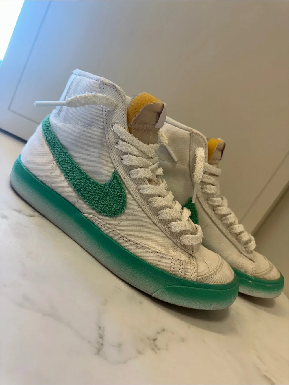 NIKE BLAZER MID ‘77 White and Green Hightop. Women’s Size US 7